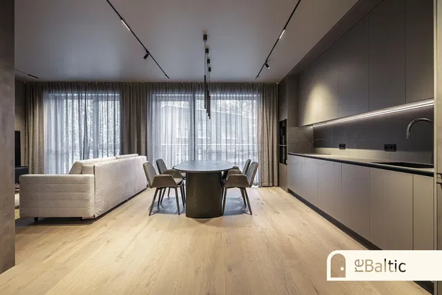 Oturma odası; manzara, ahşap zemin, doğal ışık, modern stil