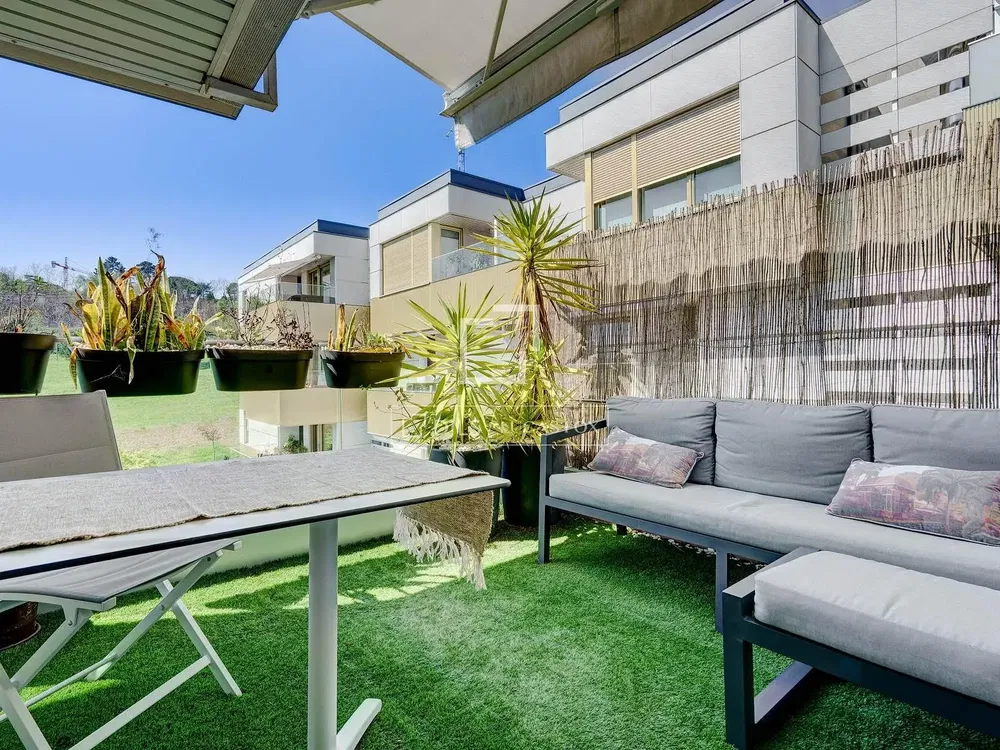 Тераса; природно светло, модерни стил