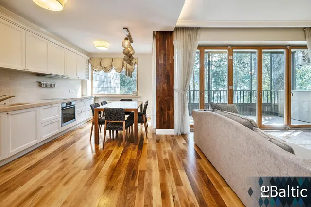 Дневна соба; дрвени под, поглед, природно светло