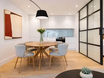 Cocina; estilo moderno, suelo de madera, luz natural, renovado