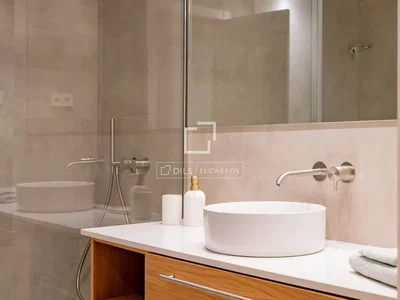 Baño; suelo de baldosas, renovado, luz natural, estilo moderno