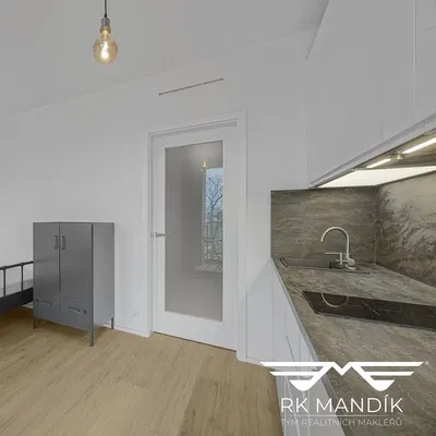 Кухня; гледка, дървен под, ремонтиран, естествена светлина