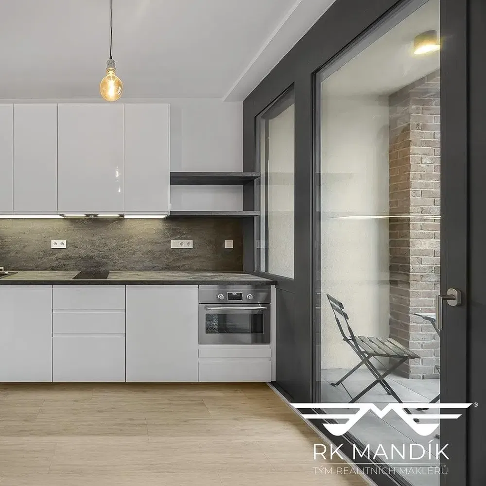 Кухня; кухненски уреди, естествена светлина, модерен стил