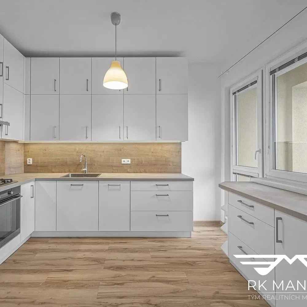 Кухиња; кухињски апарати, реновиран, природно светло