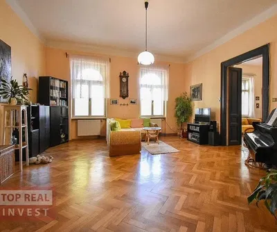 Soggiorno; pavimento in legno, luce naturale, stile rustico