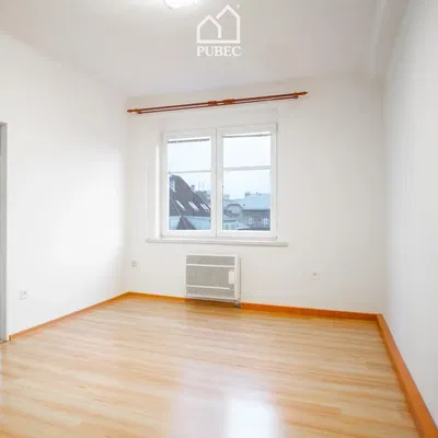 Ložnice; výhled, dřevěná podlaha, přirozené světlo