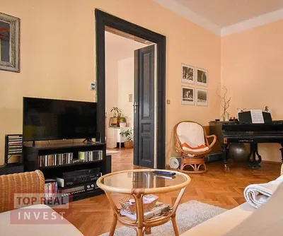 Soggiorno; stile rustico, pavimento in legno, luce naturale