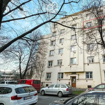 Dům a okolí; výhled