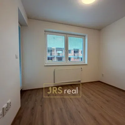 Спалня; дървен под, естествена светлина, гледка