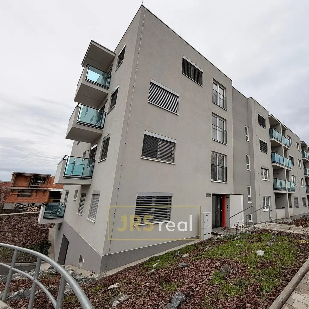 Къща и околности