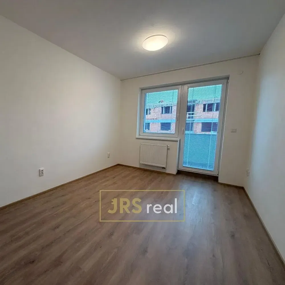 Хол; дървен под, естествена светлина