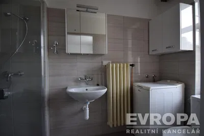 Łazienka; podłoga z płytek, wyremontowany, światło dzienne