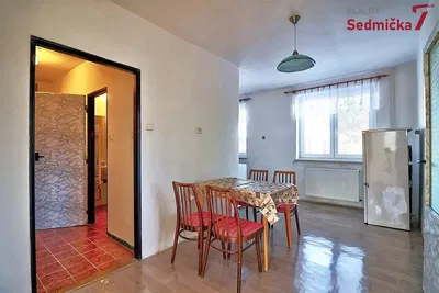 Jadalnia; podłoga z płytek, podłoga drewniana, światło dzienne