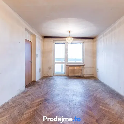 Habitación; suelo de madera, luz natural