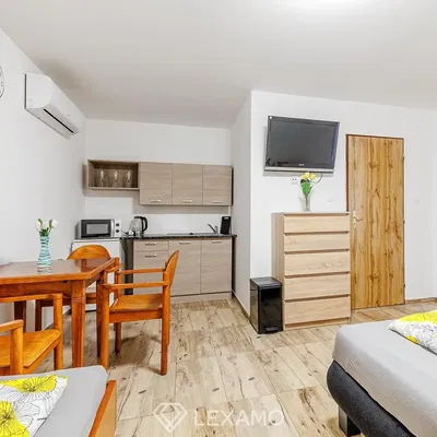 Кухня; кухненски уреди, естествена светлина, дървен под, модерен стил