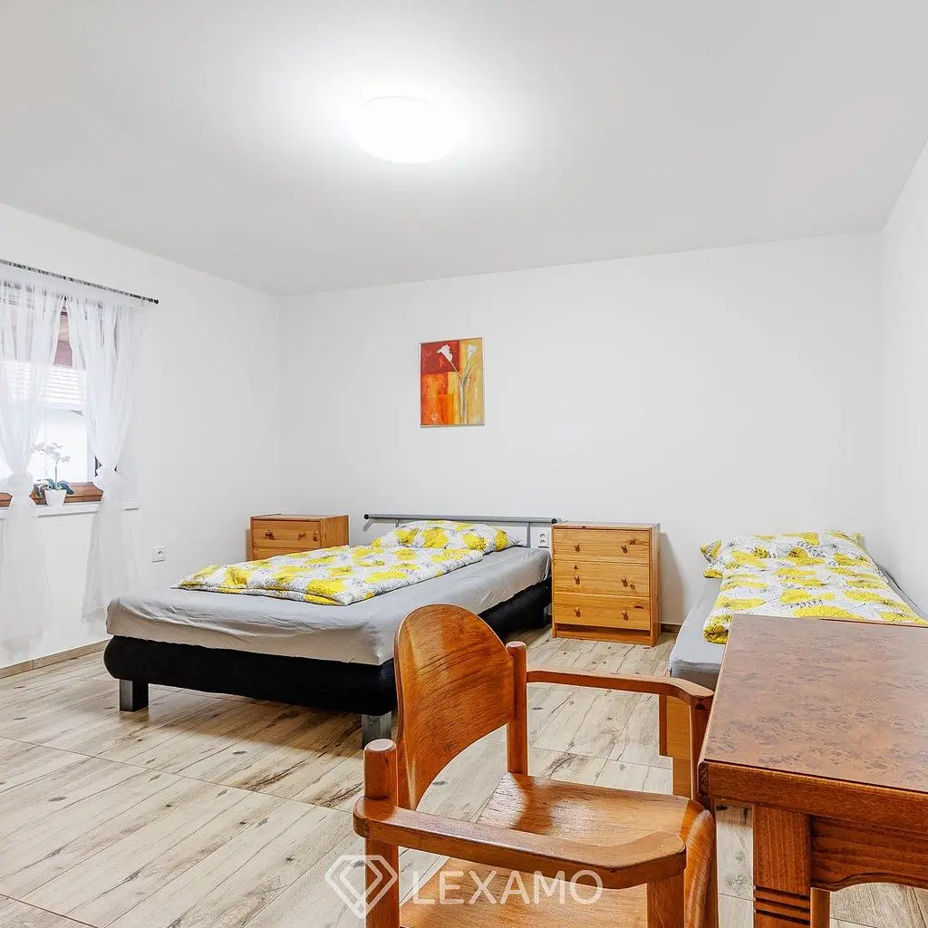 Спалня; дървен под, естествена светлина