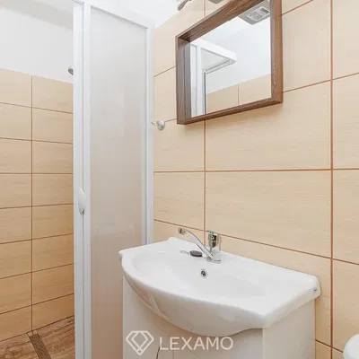 Тоалетна; плочки, естествена светлина, ремонтиран