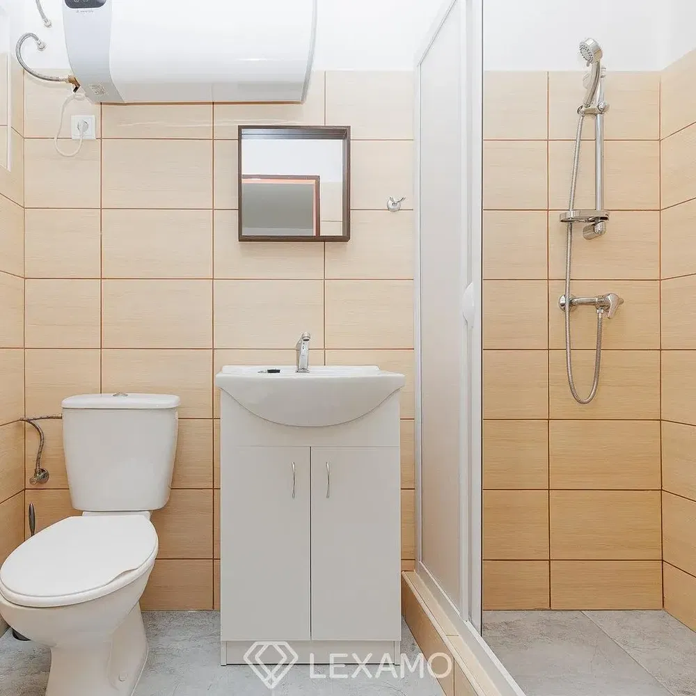 Toilette; fliesenboden, warmwasserbereiter