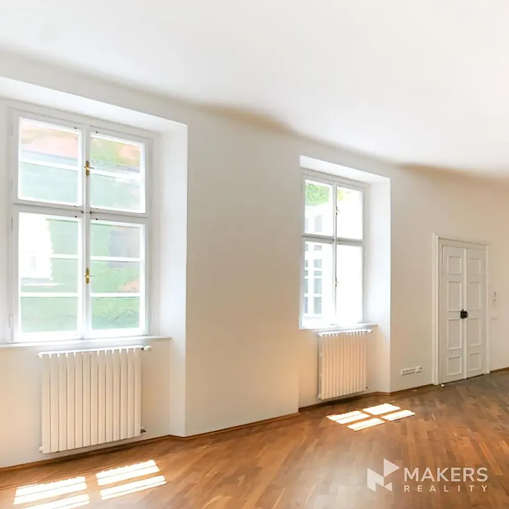 Obývací pokoj; výhled, dřevěná podlaha, přirozené světlo