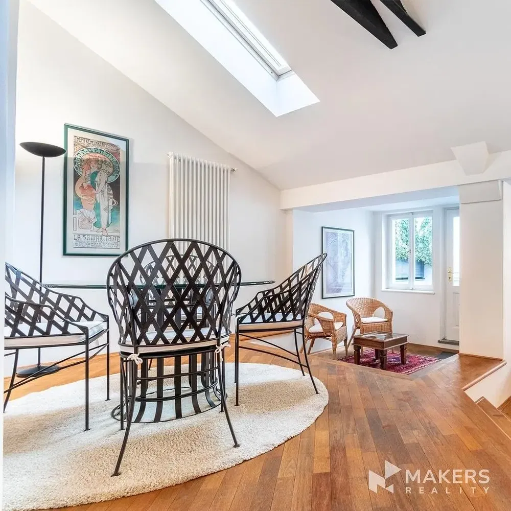 Salon; podłoga drewniana, światło dzienne, styl nowoczesny