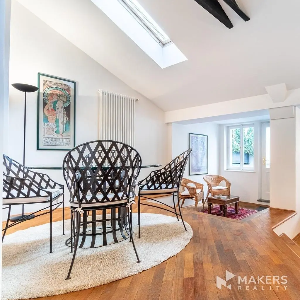 Salon; podłoga drewniana, światło dzienne, styl nowoczesny