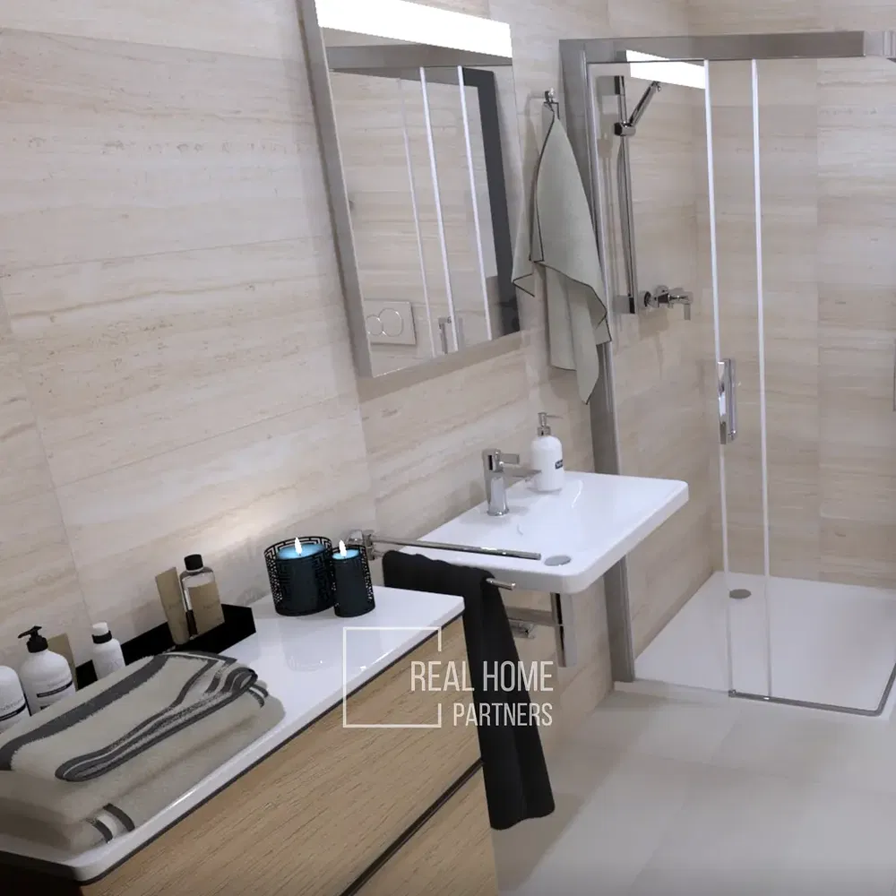 Salle de bain; rénové, lumière naturelle, carrelage, style moderne