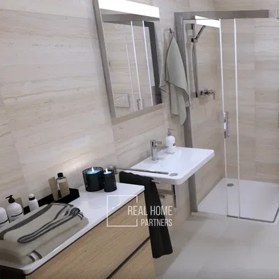 Salle de bain; rénové, lumière naturelle, carrelage, style moderne