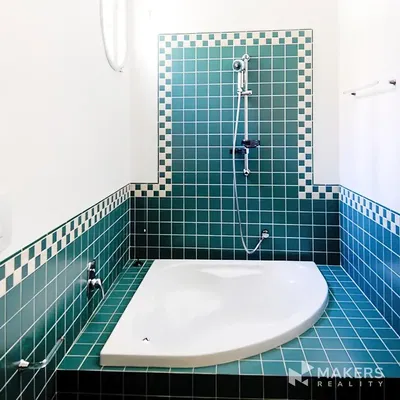 Koupelna; dlažba, přirozené světlo