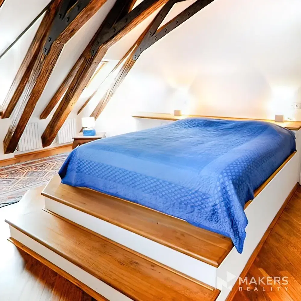 Спалня; дървени греди, естествена светлина