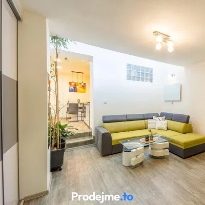 Wohnzimmer; tageslicht, moderner stil, holzboden