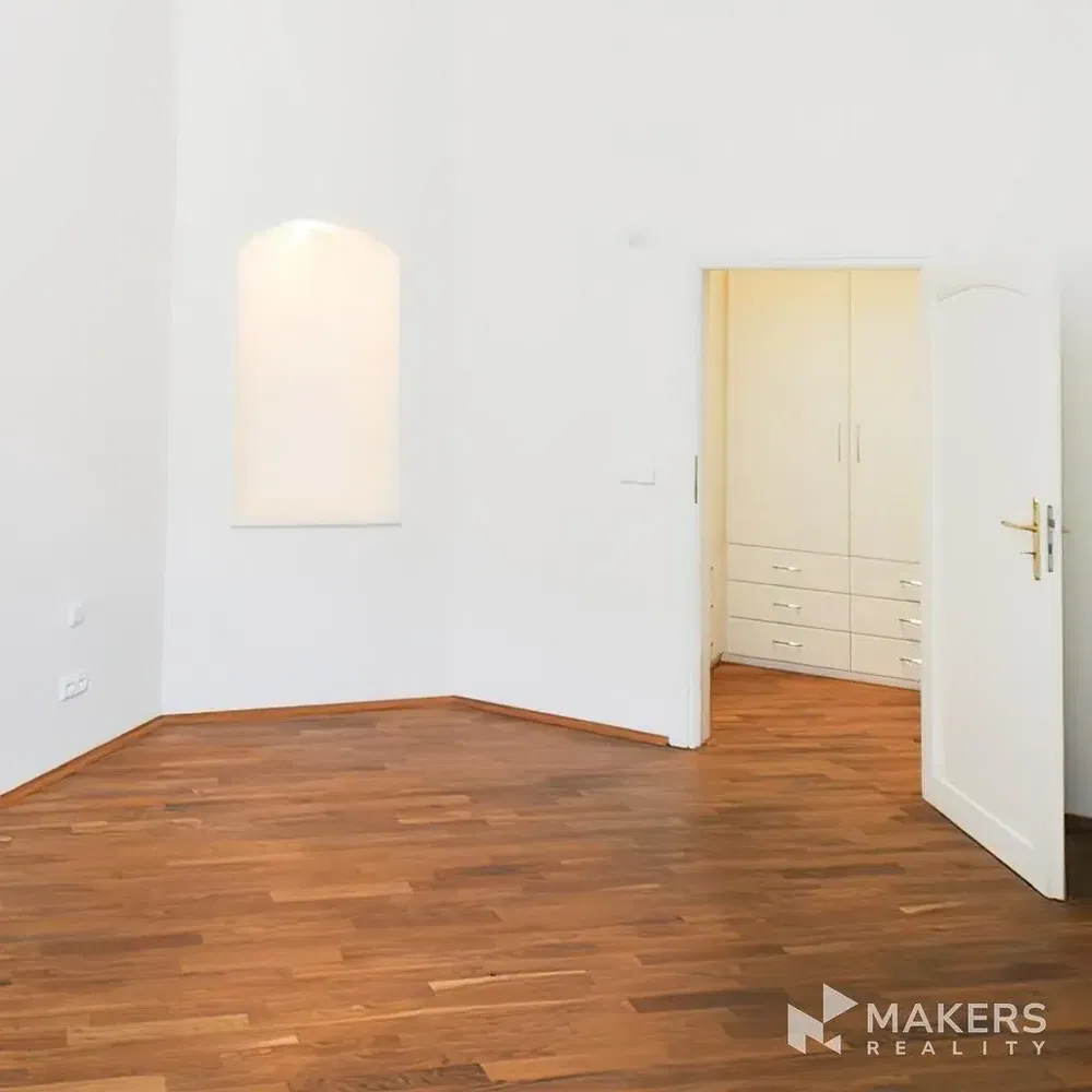 Ložnice; dřevěná podlaha, přirozené světlo