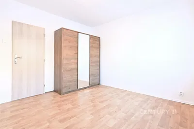 Slaapkamer; houten vloer, gerenoveerd, natuurlijk licht