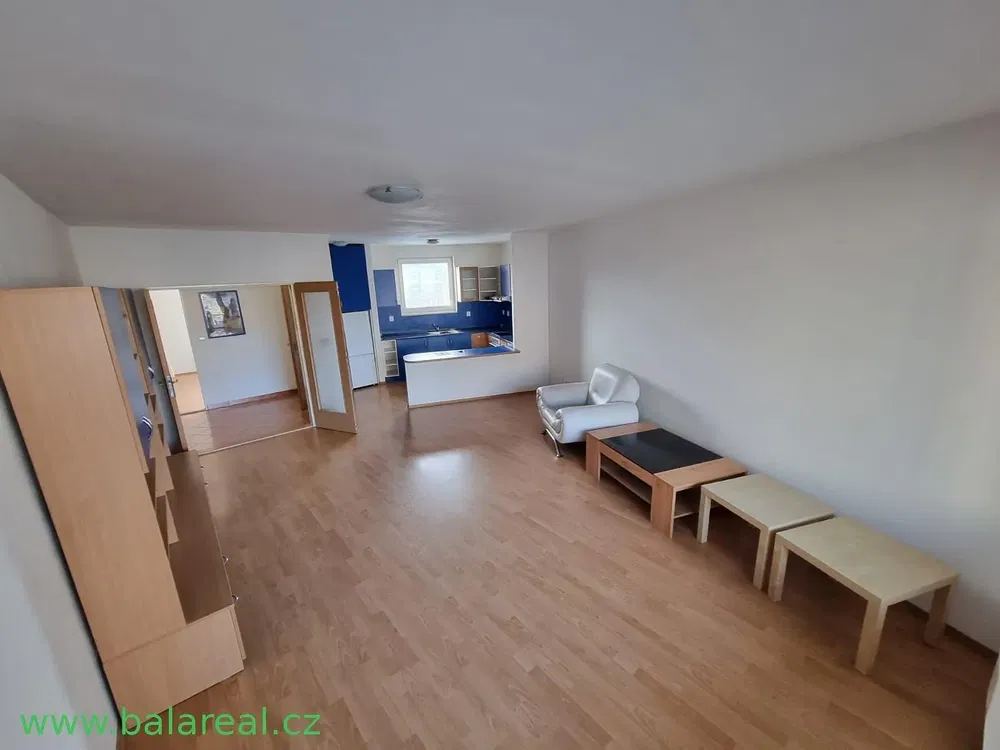 Obývačka; drevená podlaha, prirodzené svetlo