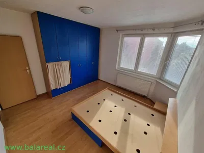 Spálňa; drevená podlaha, prirodzené svetlo