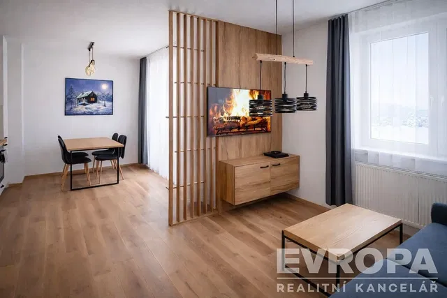 Soggiorno; pavimento in legno, stile moderno, luce naturale