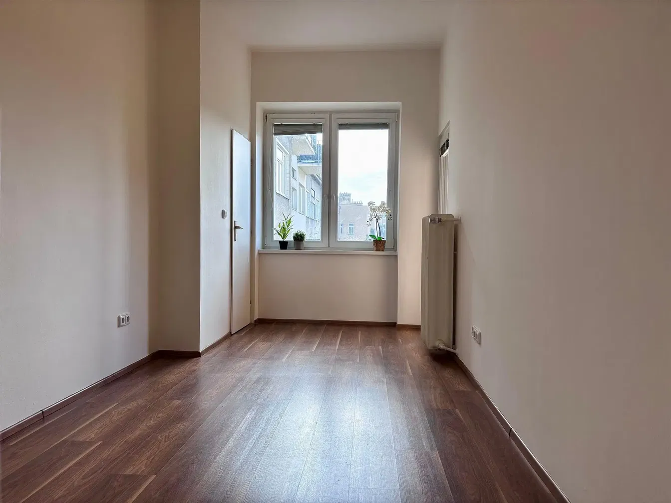 Sala de estar; vista, chão de madeira, luz natural