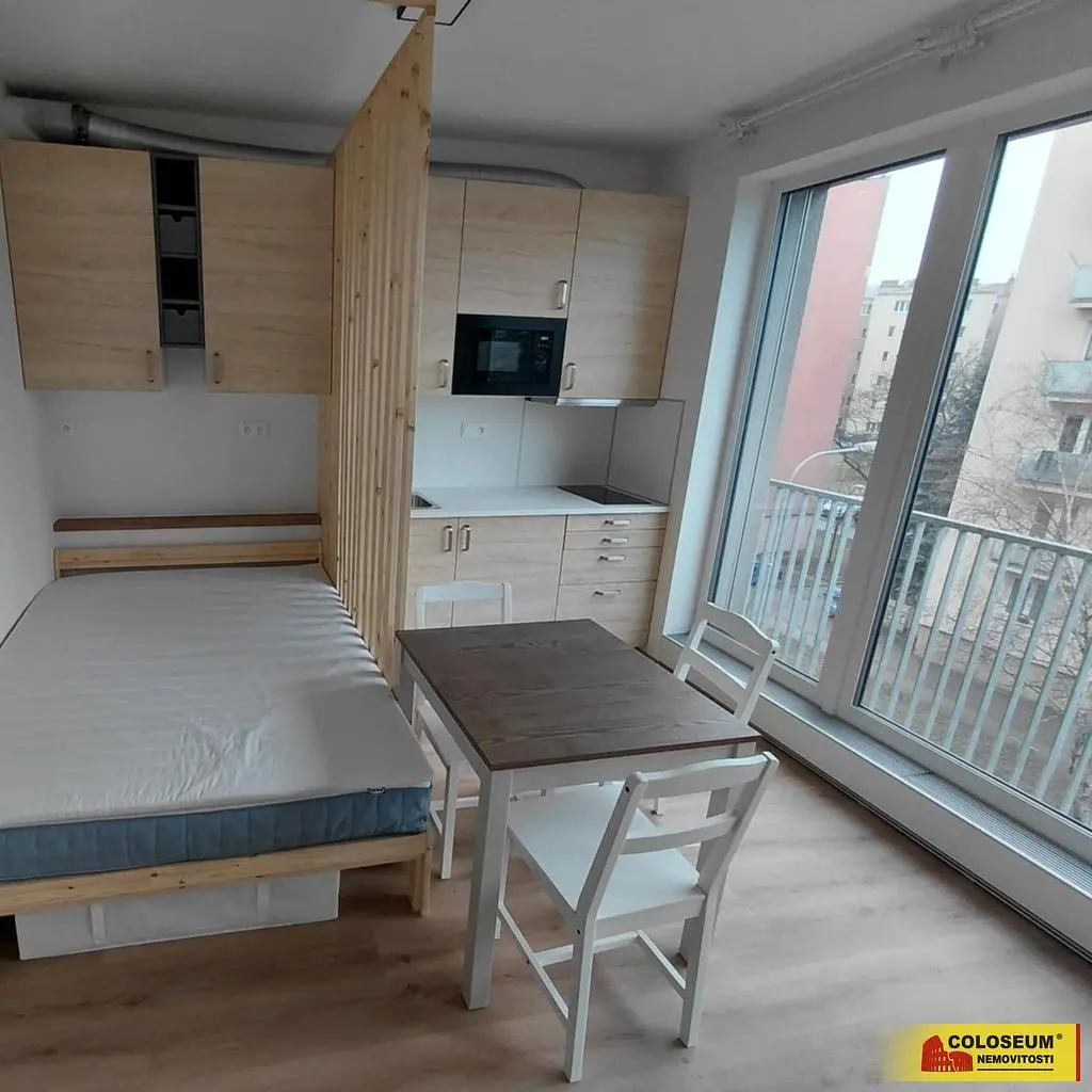 Кухня; гледка, естествена светлина