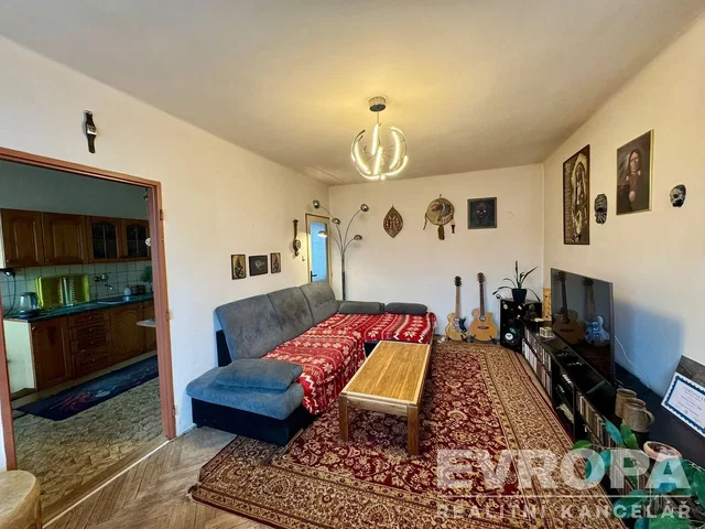 Soggiorno; stile rustico, pavimento in legno, luce naturale