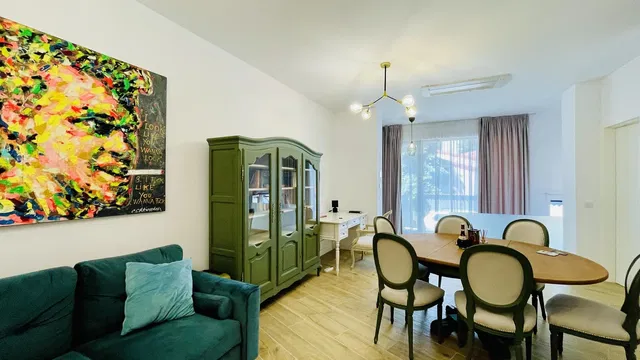 Obývačka; moderný štýl, drevená podlaha, prirodzené svetlo