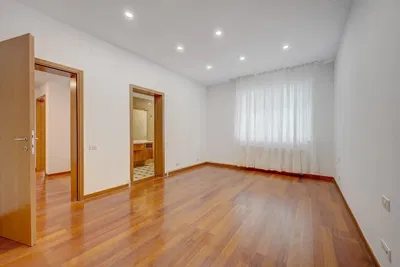 Dormitorio; suelo de madera, luz natural, renovado