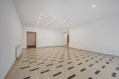 Salón; suelo de baldosas, luz natural