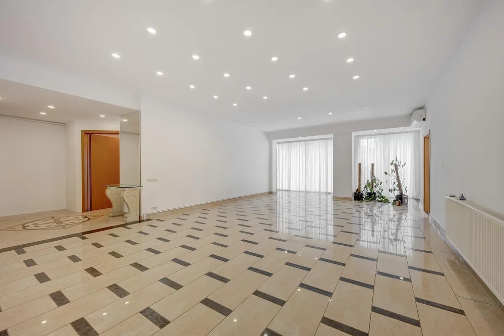 Salón; suelo de baldosas, luz natural