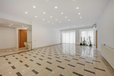 Salón; suelo de baldosas, luz natural