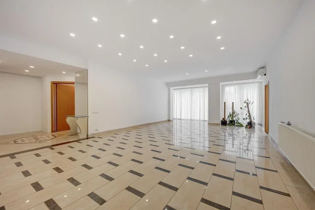 Salón; suelo de baldosas, luz natural