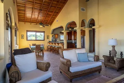 Wohnzimmer; tageslicht, holzbalken, rustikaler stil