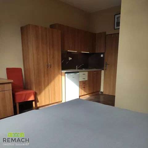 Cucina; pavimento in legno, luce naturale