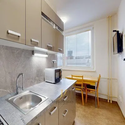 Кухня; гледка, плочки, естествена светлина