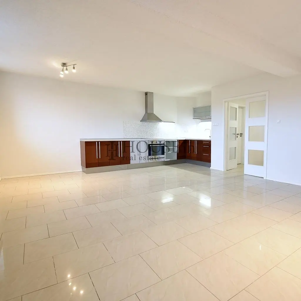 Kitchen; tile floor, kitchen appliances, natural light, renovated