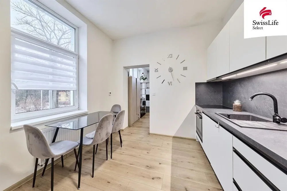 Küche; küchengeräte, holzboden, tageslicht, moderner stil