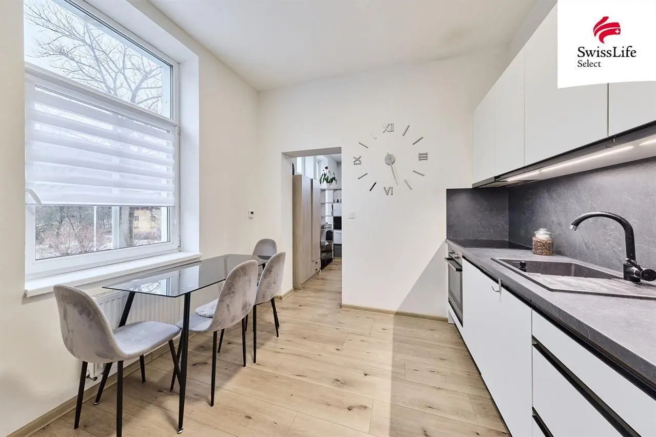 Küche; küchengeräte, holzboden, tageslicht, moderner stil